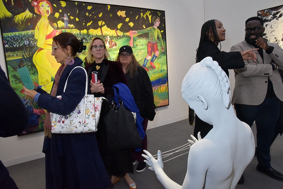 On s'agite autour d'un tableau de Martial Rayse chez Templon