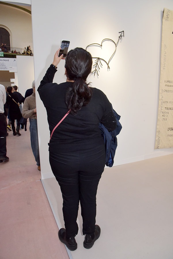 Il essaie d'instagrammer Cupidon