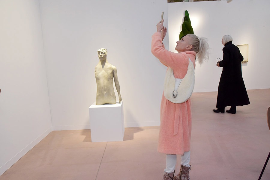 Elle rate le buste de Mark Manders