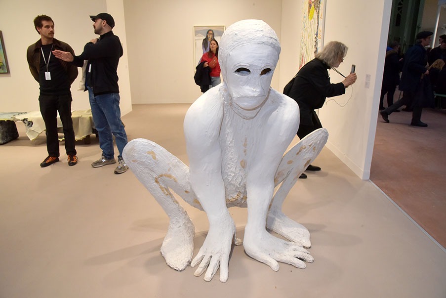 Une creature accroupie par Thomas Houseago