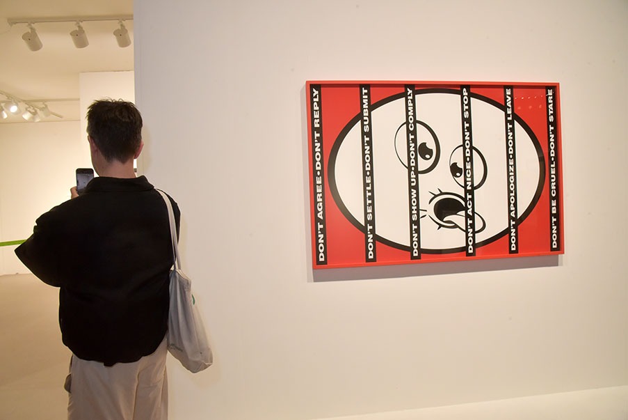un 2moji en taule by Barbara Kruger