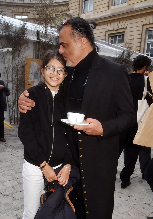 Chayan Khoi est venu avec sa tasse de thé et sa fille Darya