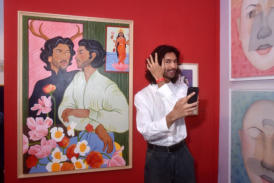 Le peintre Richie Nath loréale un max à L'Asia Now