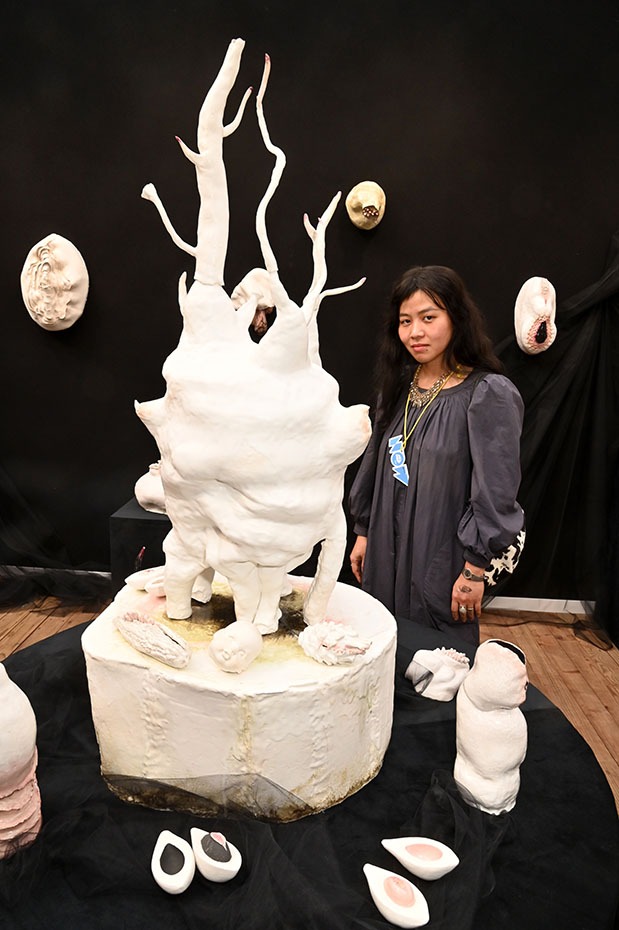 Ha My Nguyen sculptrice nous fait des gremlins enfaienceblancs