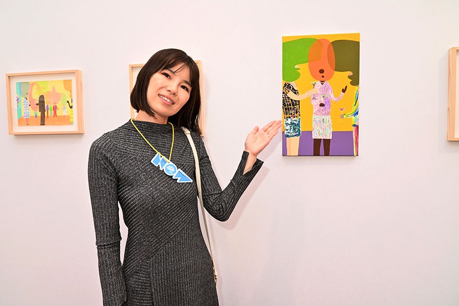 La Galleriste Reina Kubo avec son air à la Juliette Greco nous presente le boulot de son artiste t Peter Mcdonald