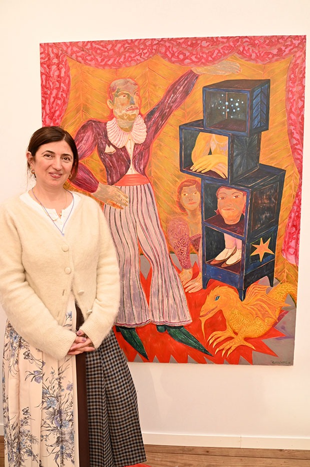 Rusudan Khizanishvili pose avec son ttableau ou un magicien de cirque a scié menu un coffre avec une spectatrice dedans !