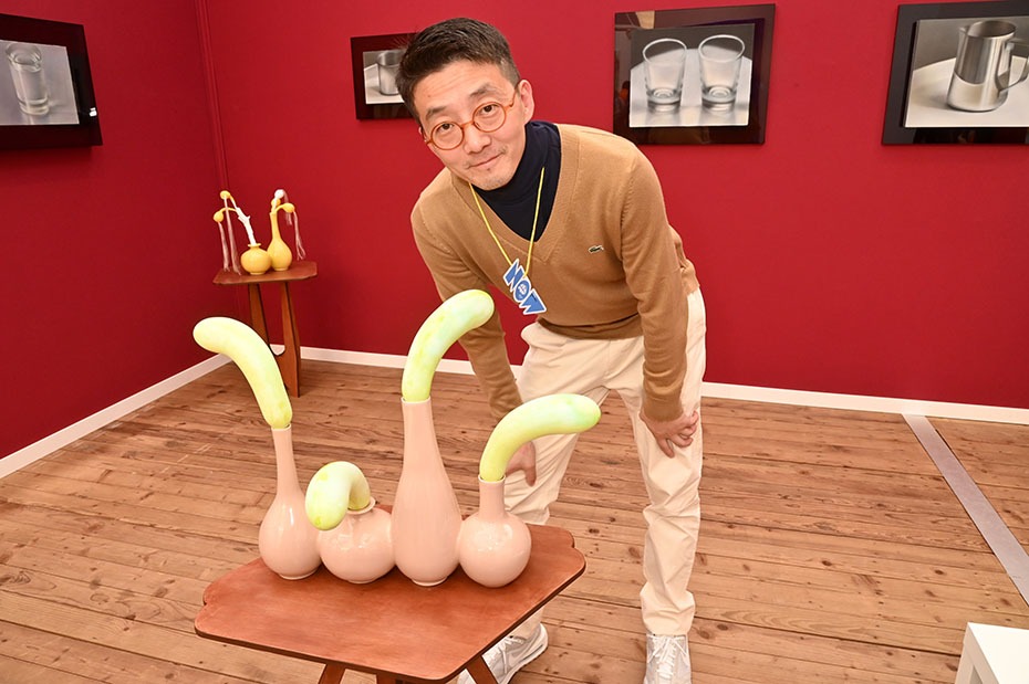 Point de Sex Toy Ou Ming pose avec quelques aubergines sculptées avant de les poeler