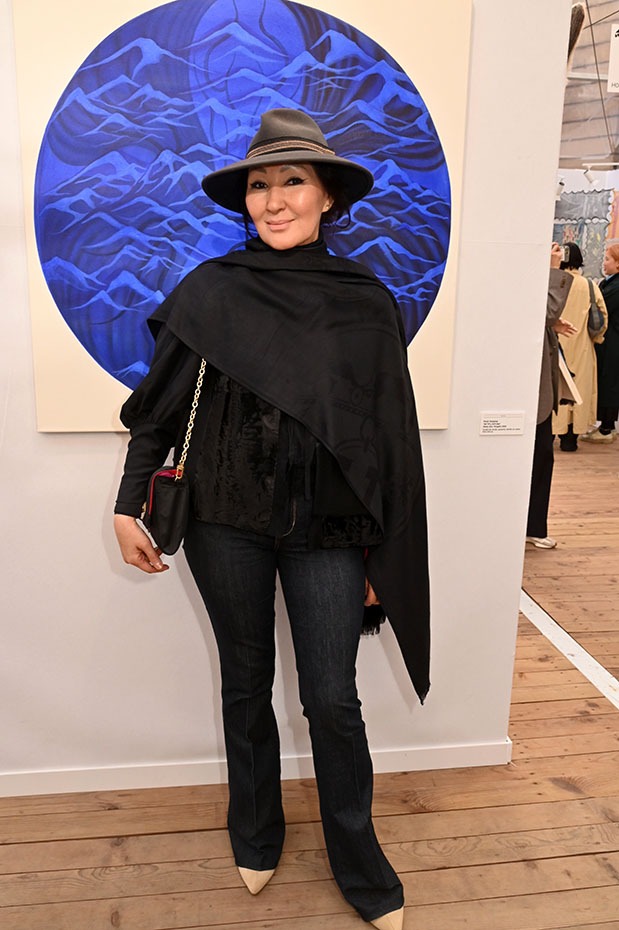 Saule Madiyeva pose avec un soleil bleu levant