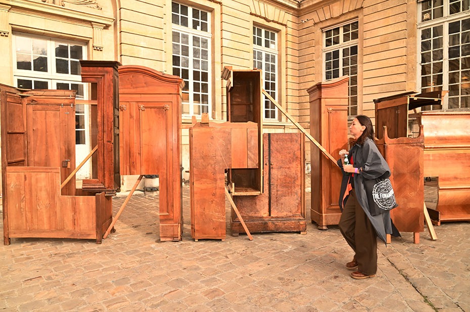 de vieux meubles attendent  le passage du camion débarras de La Mairie ! Non je rigole c'est une installation de Pascal Hachem.