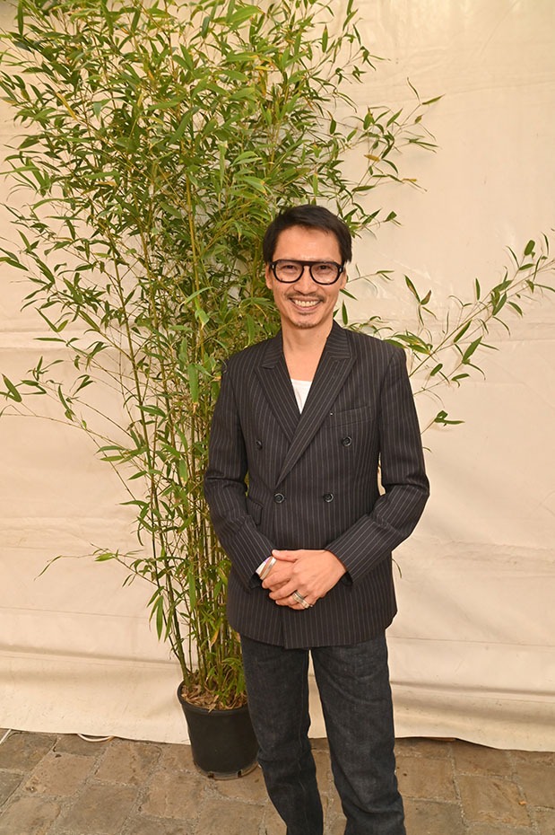 Normalement Le Peintre Wai Ming Lung voit le monde en noir Le verrait il bientôt en vert Soulage?