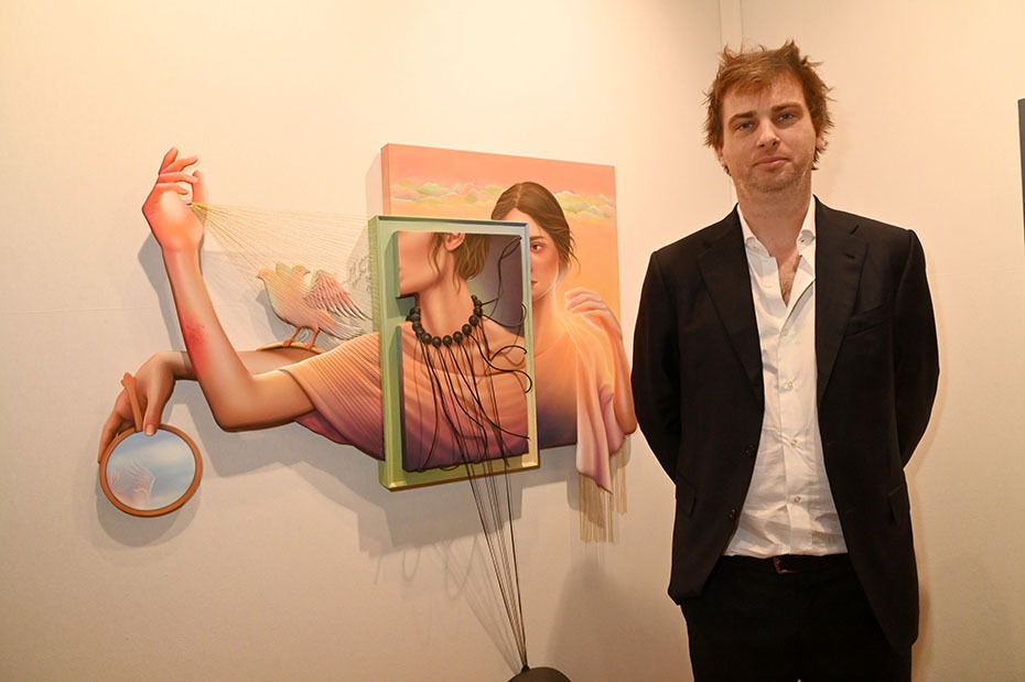 Guillaume Smets de Stems Gallery à Bruxelles presente the travail d'une peintre iranienne  Arghavan Khosravi: Une femme à la lucarne de sa cellule?