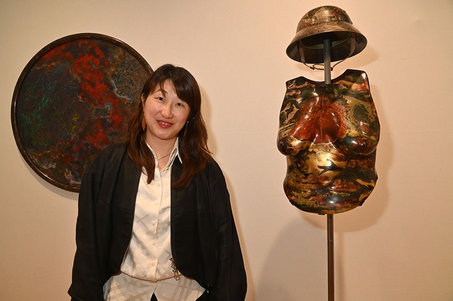 La galeriste Ziwei Li Phuong pose avec un wonderbra par Oanh Phi Phi