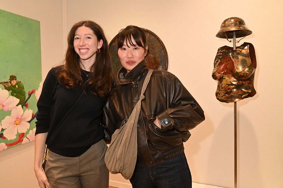 Hakea Lam, pose avec la peintre coreene Jijee Han habituée à la galerie A2Z