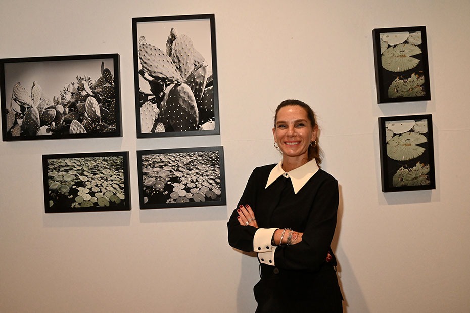 La photographe  Lara Sayilgan traite les plantes vertes en noir et blanc
