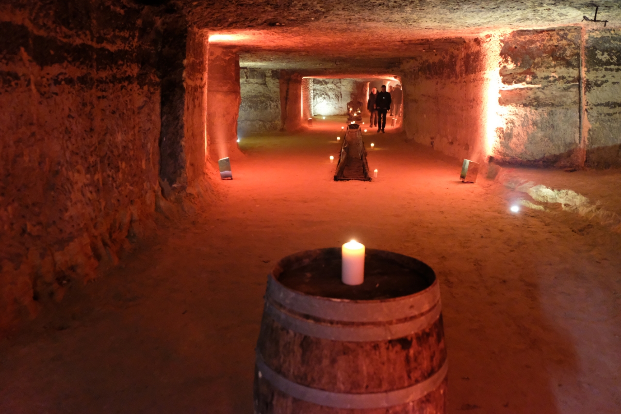 Arrivée dans les carrières troglodytes du chateau