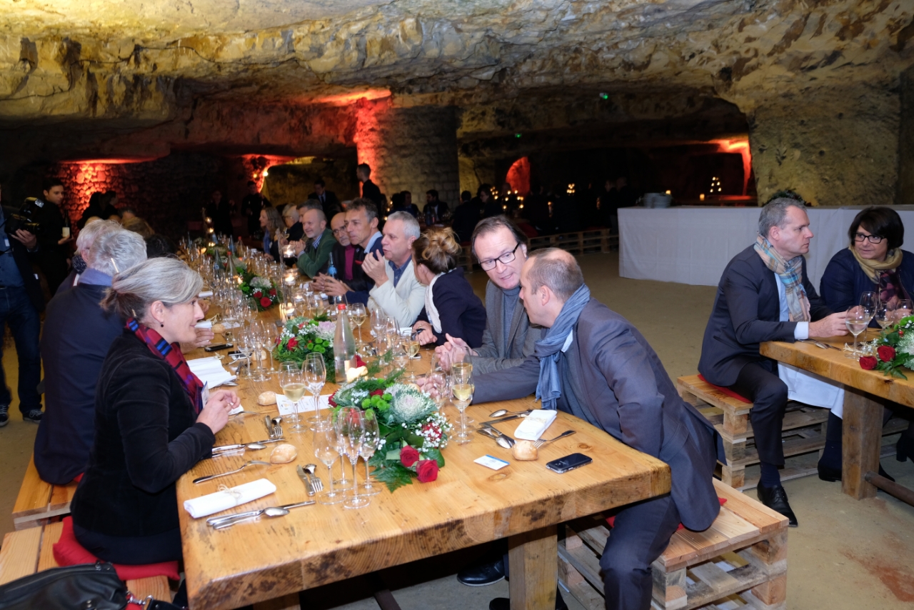 Belle tablée sous un plafond de calcaire