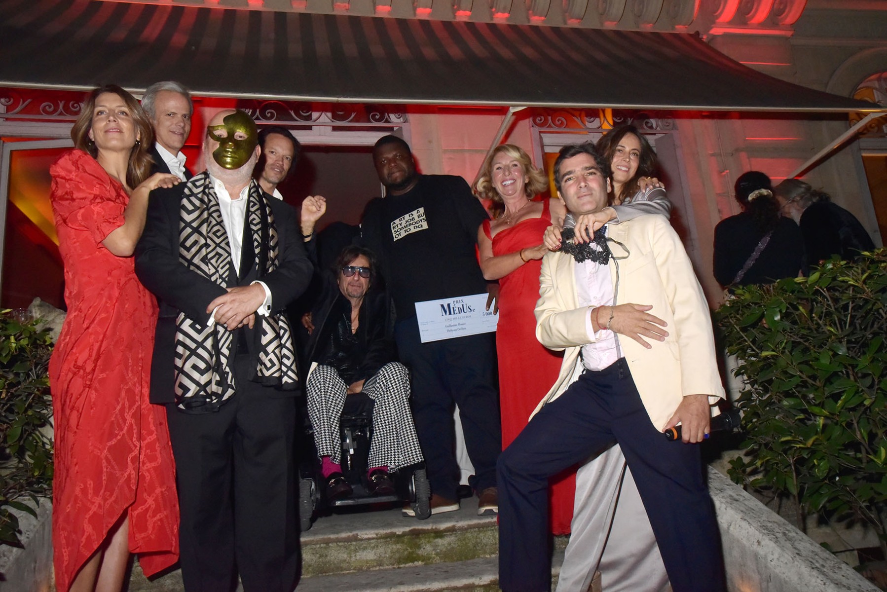 Allez Tous sur le perron pour la photo de classe: Adele Van Reet, un invité, Marc Lambron, Thibault de Montaigu, Bruno De Stabenrath, Meduse 2026 Thélyson Orélien, Gaël Tchakaloff, David Frèche et Anne Berest ont répondu à l’appel
