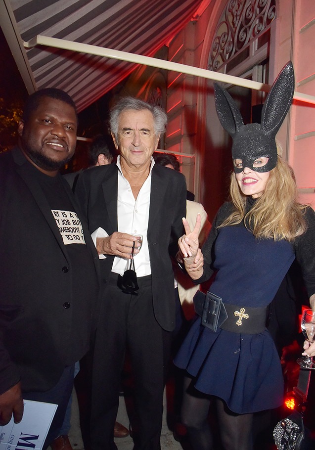 Bernard Henri Levy déguisé en BHL, et Arielle Dombasle (en Black Bunny Girl) sont venus féliciter Thélyson Orélien !!