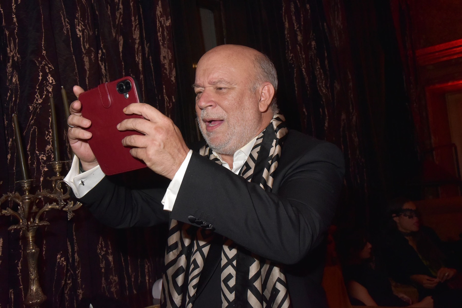 Marc Lambron essaie encore de piquer mon job d'Open Bar photographer !!