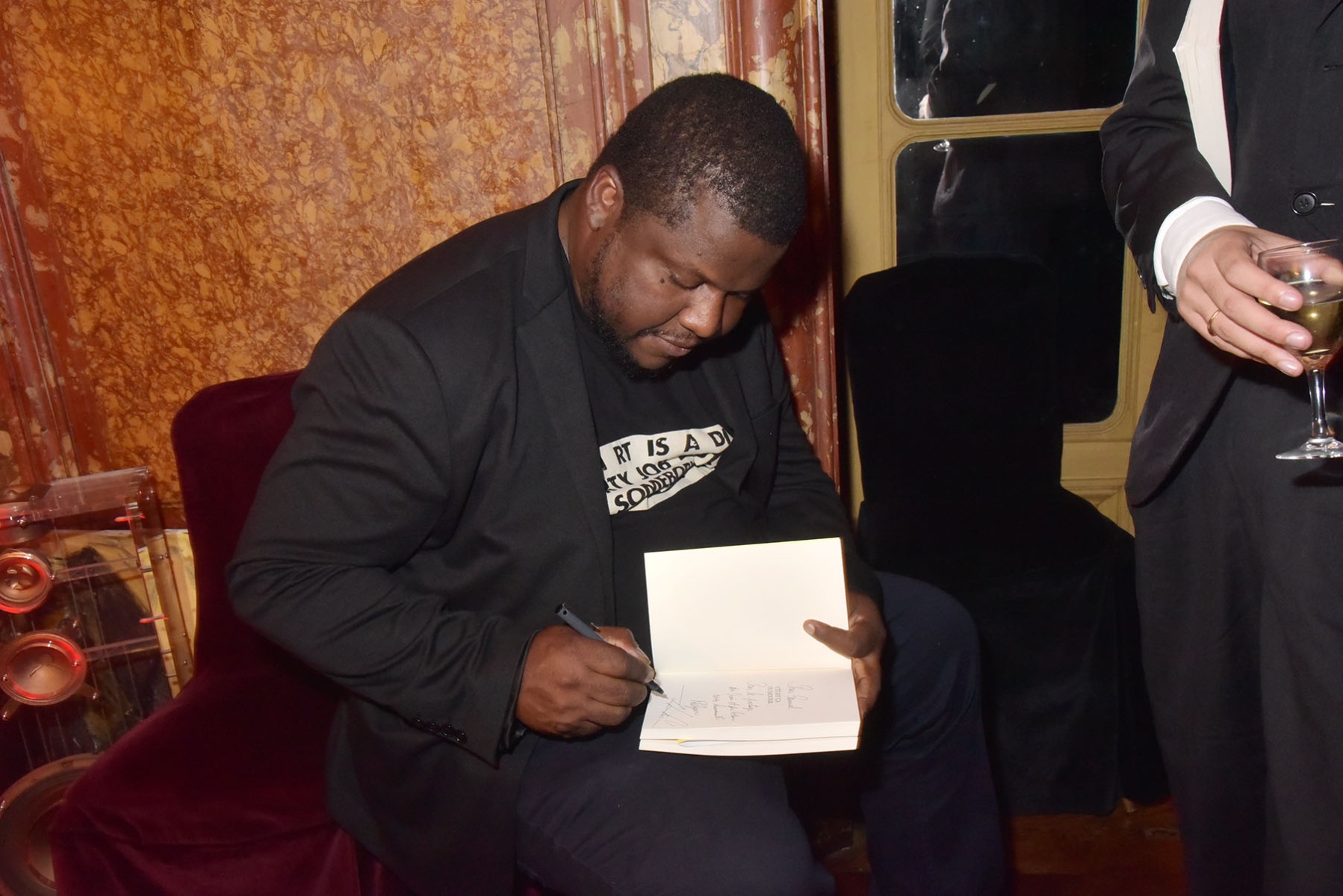 Point de répit pour Thélyson Orélien qui entre deux coupes de champony signe son book à tire larigot !!