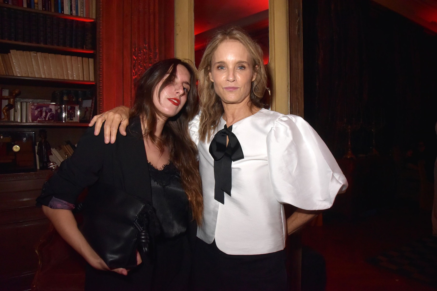 Odile Doutremont (à droite) siamoise avec Chloé Elbaz Journaliste à Paris Match
