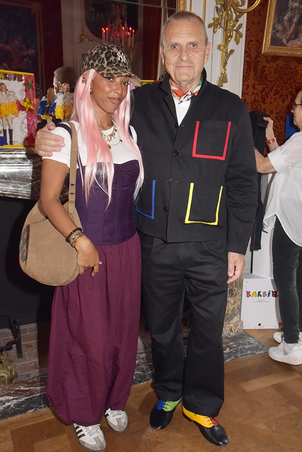 Une invitée tient à Poser avec le maitre de La maison Jean Charles de Castelbajac