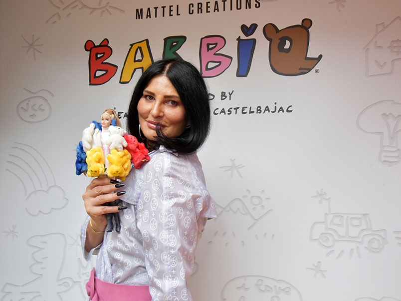 Comme à Dysneyland Sylvie Ortega veut sa photo avec Barbie au photocall à l'entrée de l'expo