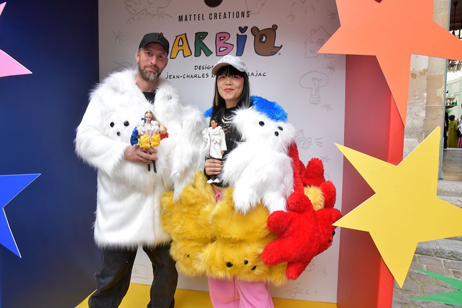 Des Invités dans la peau de l'ours Antarcrylic pour Ken et Barbiepour