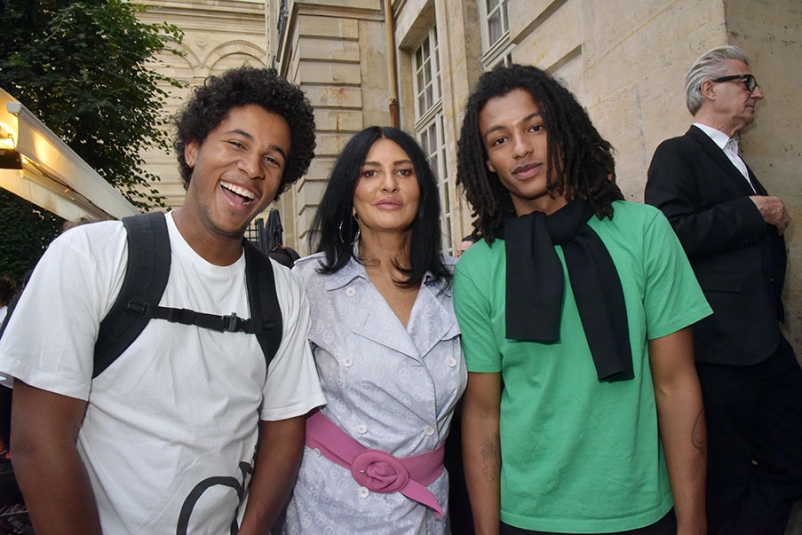 Sylvie Ortega sandwiche Entre Elliott Adogony Et Gannon Falconer