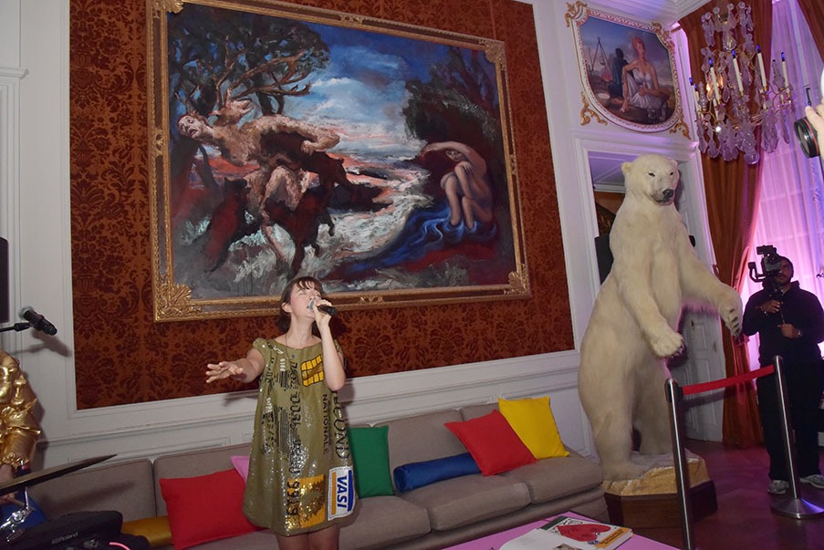 Pauline de Tarragon du groupe Pi ja ma nous régale vocalement sous un Garouste et l'oeil d'un Barbie Grizzly king size