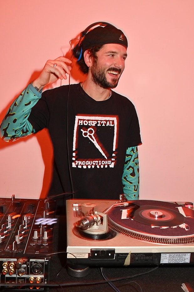 Le Dj Paikan Bleach officie au billard du carré VIP