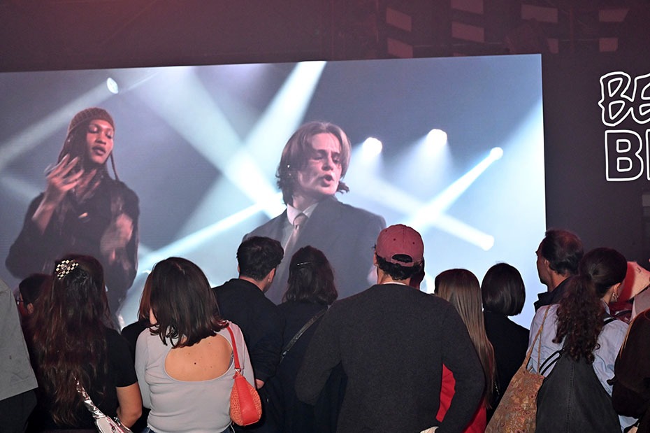 Christine the Queens et une chanteuse cassent la barraque puisqu'on va la reconstruire après tout !!