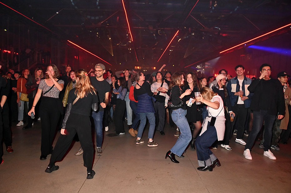 Busy P aux platines Les Pédrofan et les pedrofanettes ils sont dechainés