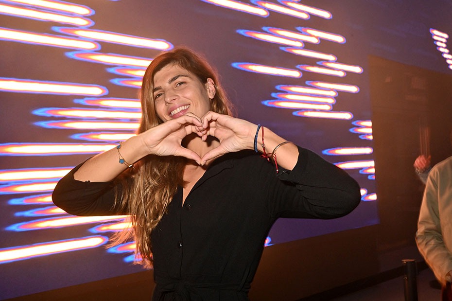 EoLise Valli malentangotte le Malentendant Ses doigts joints signifient il "I love you"? Que nenni mais plutot "Pump up the volume ""