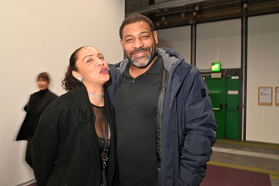 Jory Mua n'est pas peut fière de poser pour ses 15Mn de celebrité avec Pierre Rousselet qu'on voit beaucoups dans films e series d'action