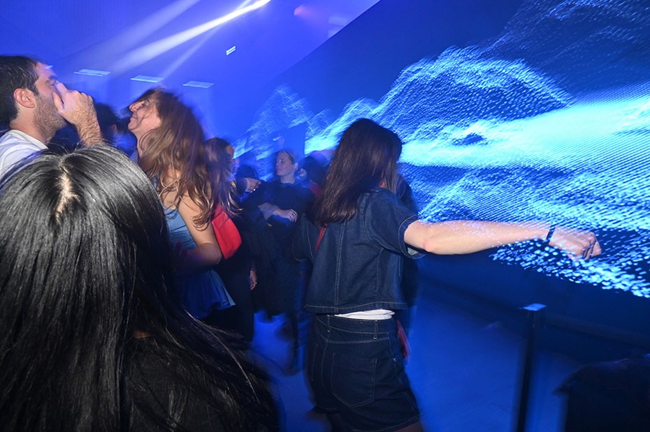 Avec La vague Hokusai du siècle certains se jettent à l'eau Quoi !