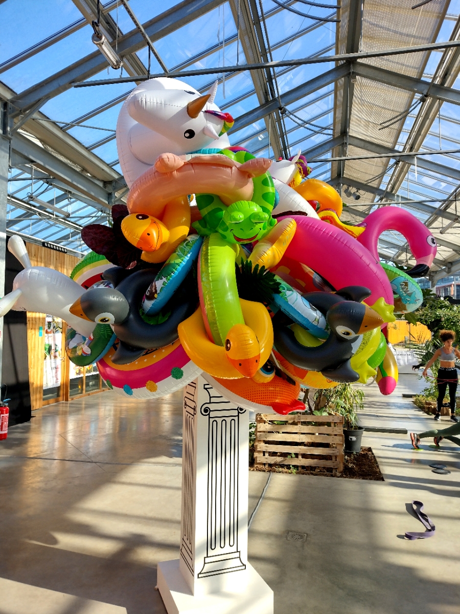 Laurent Perbos au centre de la Biennale et sa sculpture gonflable