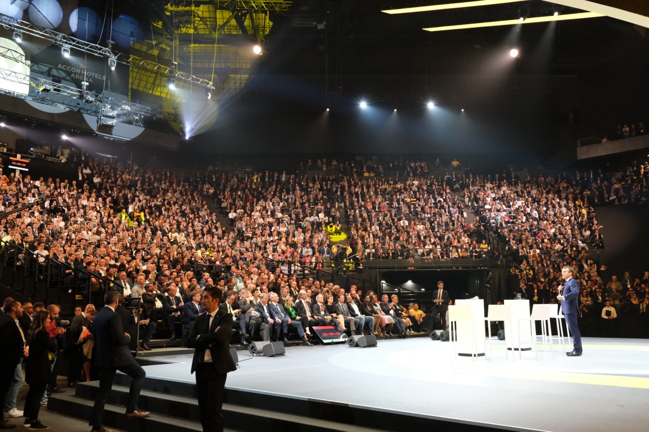L Accor Hotel Arena est bondée, on occupe meme les escaliers en mode stand up pour discours du President de la République
