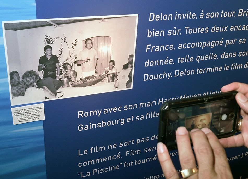 Scoop ! Oui Brigitte et Romy se sont bien rencontrees à Saint Tropez lors un diner avec Delon photo offerte à Henry Jean Servat par Alain Delon himself