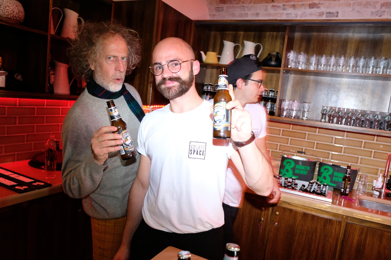 FAbrice et Clément goutent la Stonewall INN IPA, bière née sous le signe de l acceptation et de l inclusion.