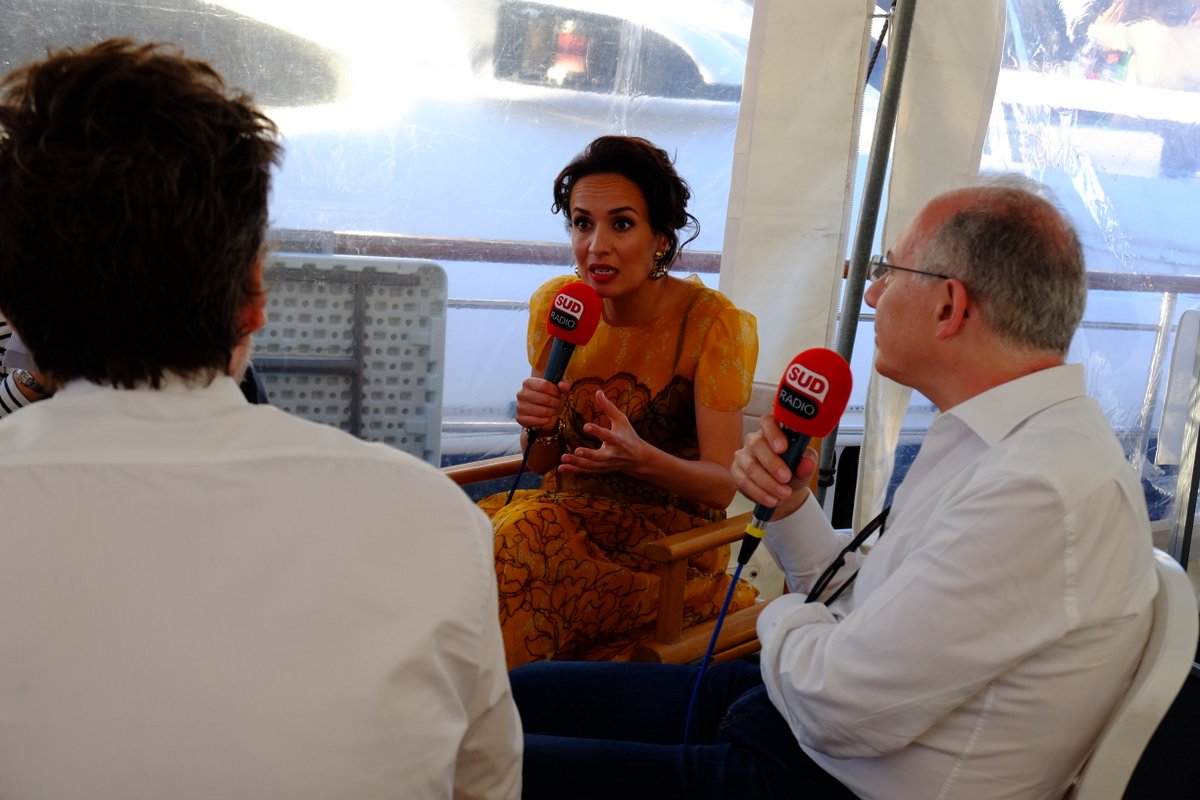 Amel Chaabi au micro du talk show Sud Radio