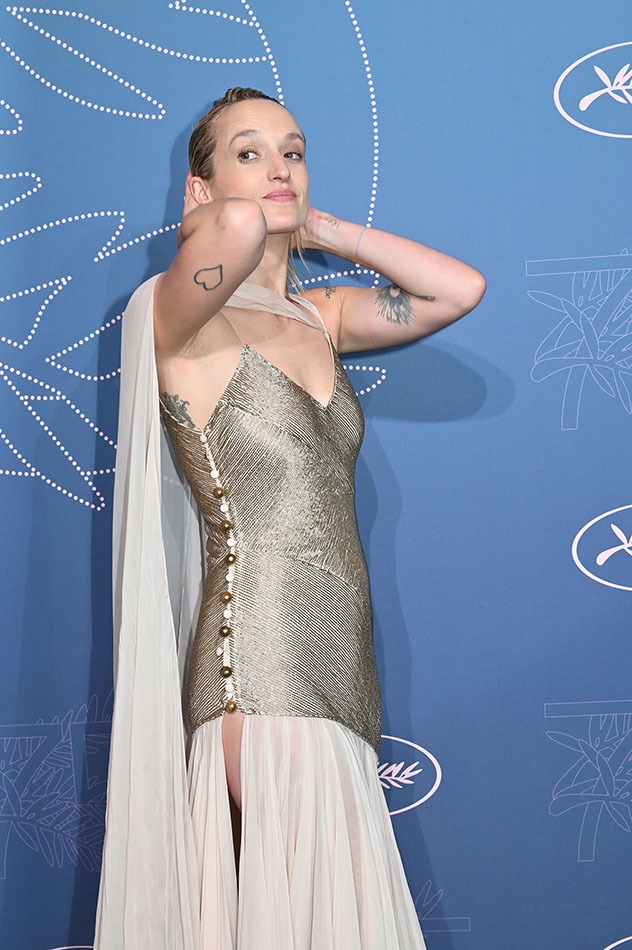 Agathe Rousselle irresistible en sirène tatouée