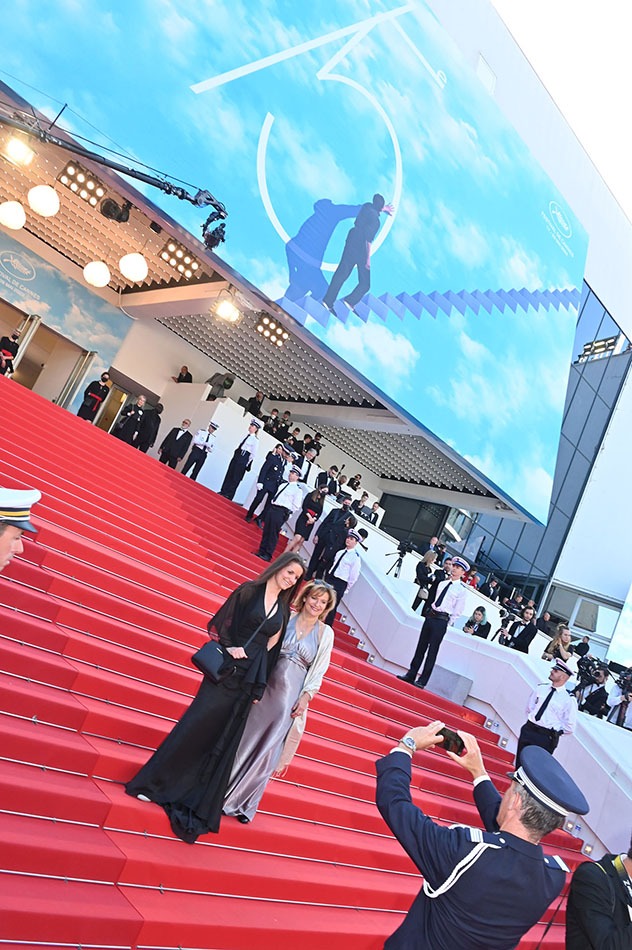 La camera de Surveillance repère deux spectatrices mal garées sur le tapis rouge vite un PV!!