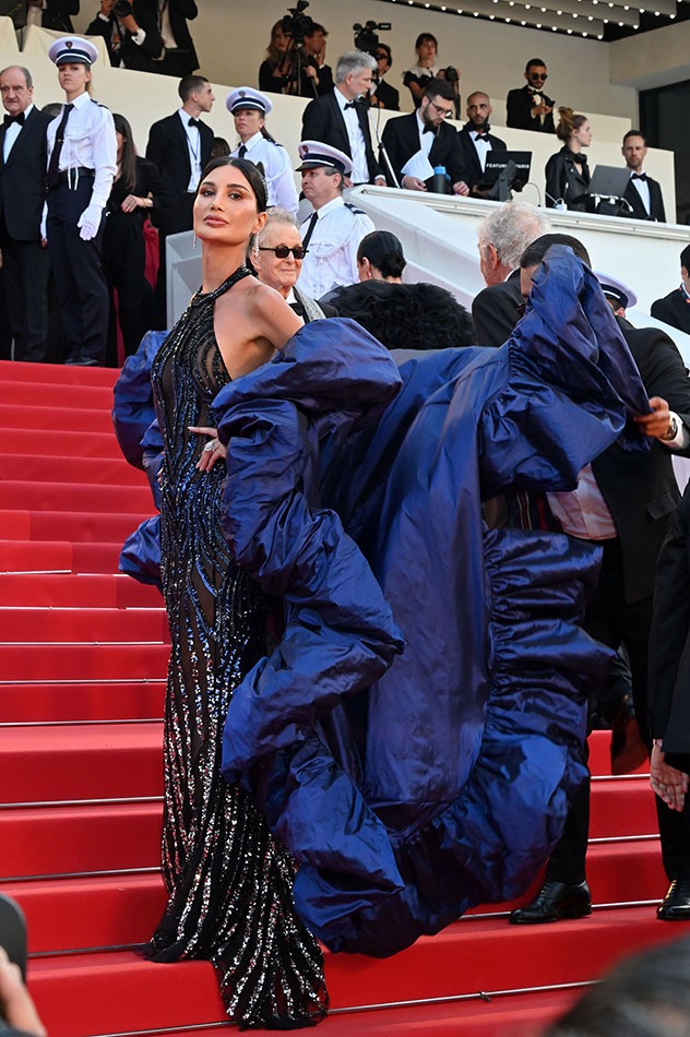 Alice Abdel Aziz en Bleu Klein aussi sur fondde red carpette