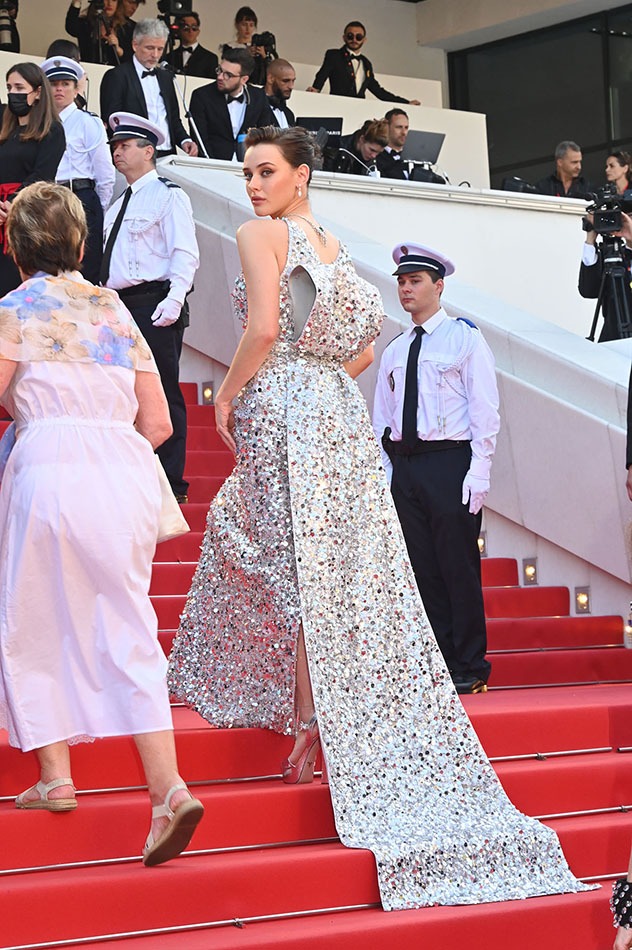 Trop fort Katherine Langford remplace le red carpet par un mily way glossy carpet