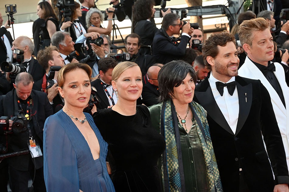 Benjamin Biolay bogosse dans la Valeria Golino team avec Édgar Ramírez,et Joanna Kulig