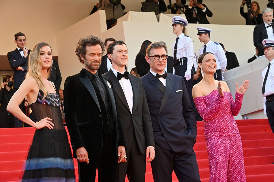 La jolie Matilda Anna Ingrid Lutz, Romain Duris, Finnegan Oldfield, Michel Hazanavicius and la resplendissante Bérénice Bejo! Too Good ! La prise est bonne Coupez!