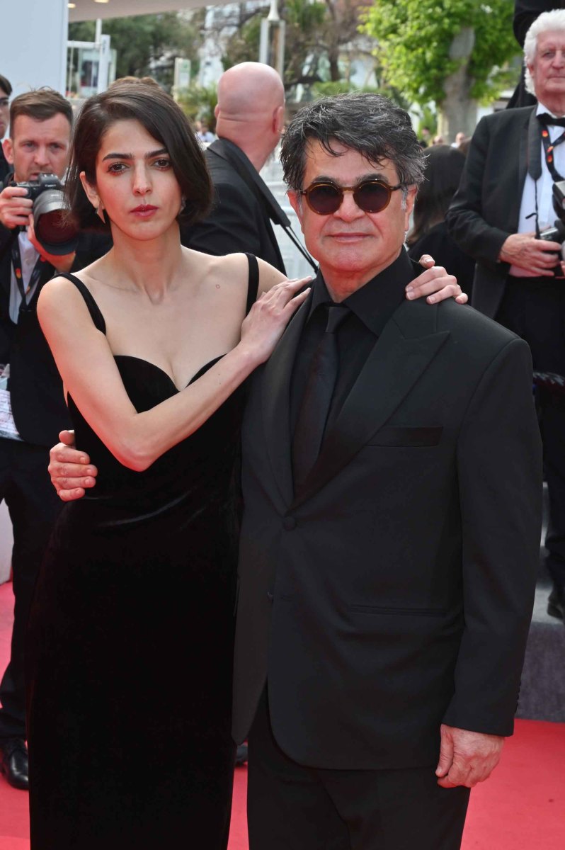 Jafar Panahi accompagné par son actrice Solmaz Panahi est venu chercher son Prix pour "Un Simple Accident"