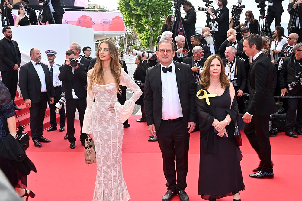 Attention On rigole plus : La jolie jeune femme en blanc n'est pas une actrice c'est l'ex otage israelienne Mia Shem, je cite "a qui on a confisqué l'écharpe “Bring them home” à l’effigie des otages pour appeler l’attention sur leur sort." Voilà c'etait ma B.A. du jour !