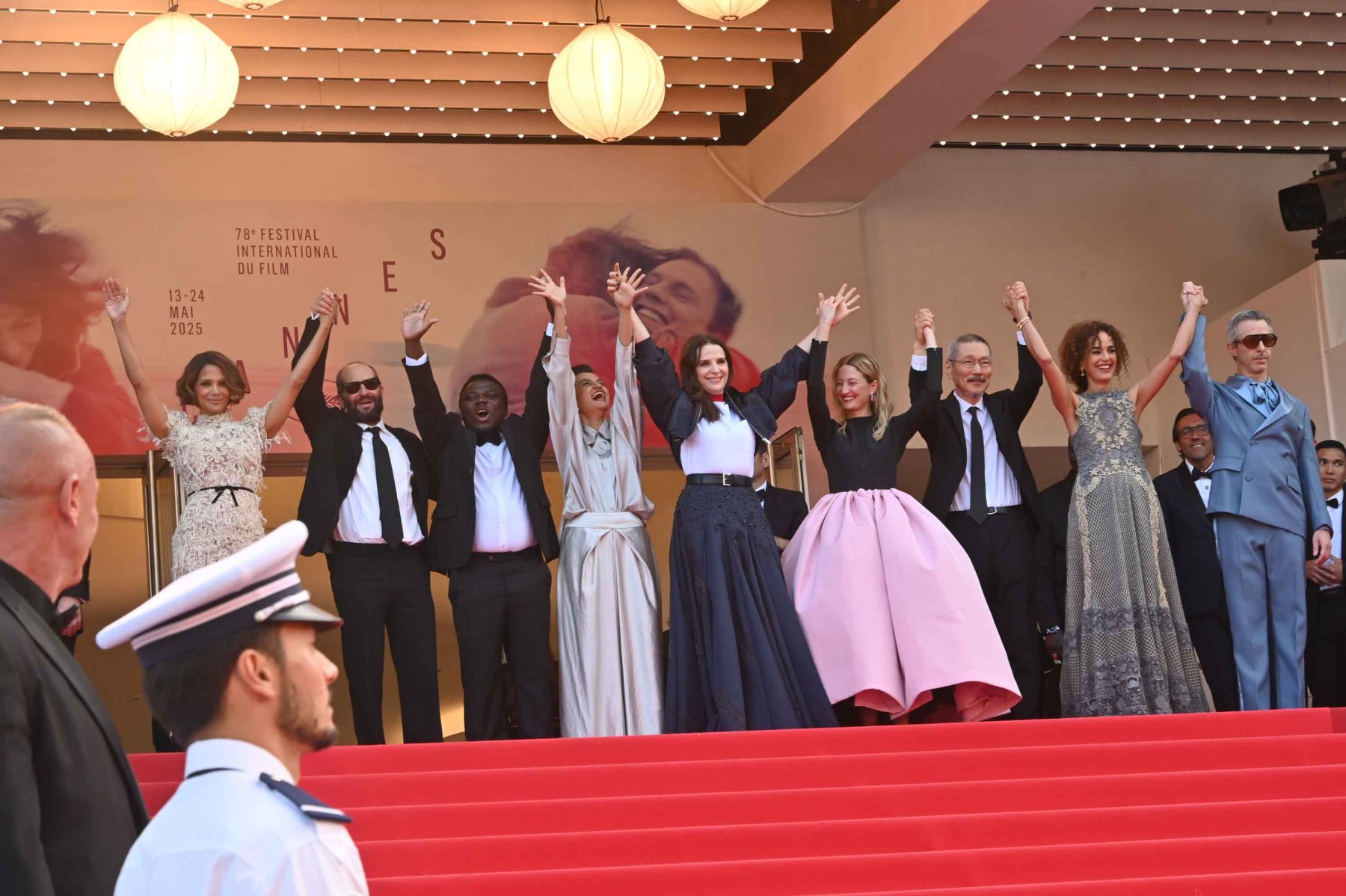 Sous l'oeil des condés au garde à vous Les membres du jury bonzaillent une OLa !